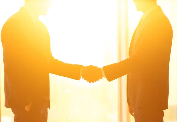Två Affärsmän Handslag Den Ljusa Solen Bakgrund — Stockfoto