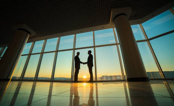Twee Mannen Handdruk Het Kantoor Zonsondergang Achtergrond — Stockfoto