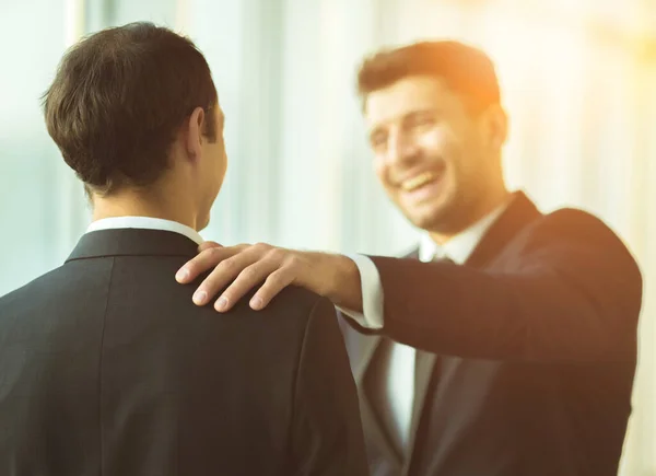 Smile Businessmen Pat Shoulder — Stock Photo, Image