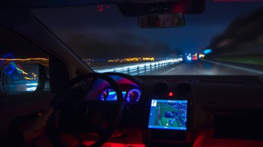 Adam otobanda araba sürüyor. İyi akşamlar gece. İç görünüm