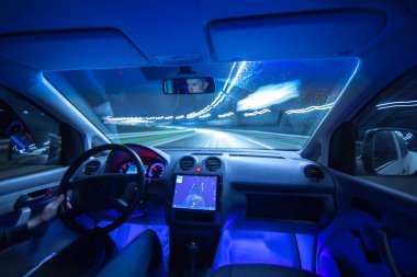 Gece şehrinde GPS 'i olan bir araba kullanıyor. Geniş açı