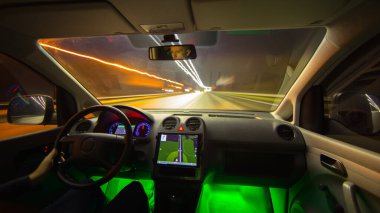 Gece şehrinde GPS 'i olan bir araba kullanıyor. Geniş açı. İç görünüm