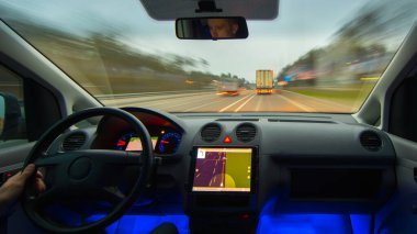 Adam otoyolda bir araç kullanıyor. İç görünüm