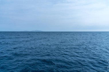 Dağın arka planındaki güzel deniz manzarası. Geniş açı