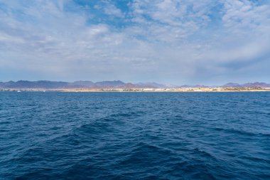 Kıyı şeridinin arka planındaki güzel deniz manzarası. Geniş açı