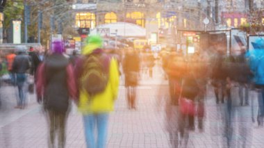 Sokaktaki insanların isimsiz akışı. Akşam vakti.