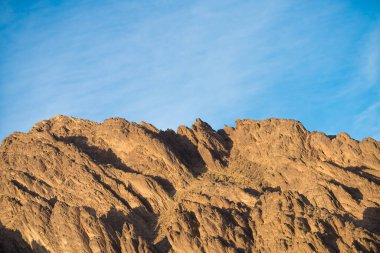 Mavi gökyüzünün arkasındaki güzel dağ.