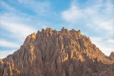 Mavi gökyüzünün arkasındaki dağ.