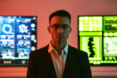 Gözlüklü işadamı perde arkasında