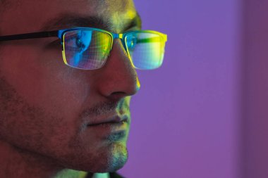 Gözlüklü yakışıklı adamın portresi.