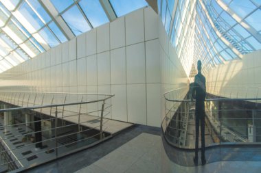 Ayna sütunundaki iş adamının yansıması.