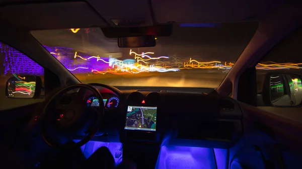 Man Rijdt Met Navigatie Stad Weg Avond Nacht — Stockfoto
