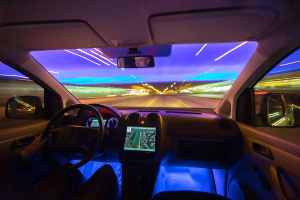 Man Rijdt Met Navigatie Snelweg Avond Nacht — Stockfoto