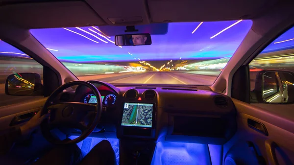 Man Rijdt Auto Snelweg Avond Nacht — Stockfoto