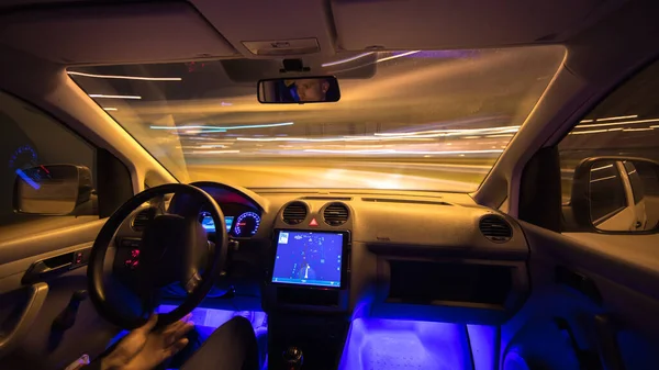 Man Rijdt Stad Weg Met Navigatie Avond Nacht — Stockfoto