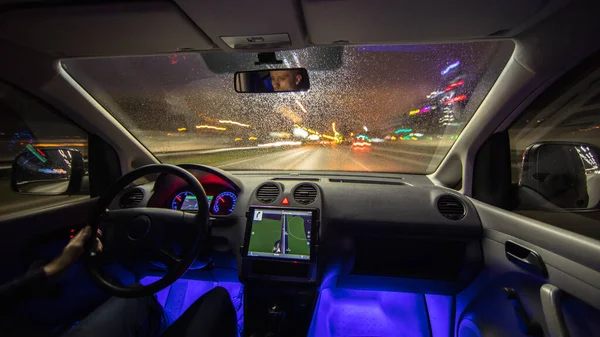 Man Rijdt Auto Regenstad Avond Nacht — Stockfoto