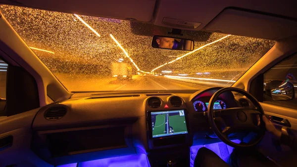 Man Rijdt Met Navigatie Stad Links Verkeer Avond Nacht — Stockfoto