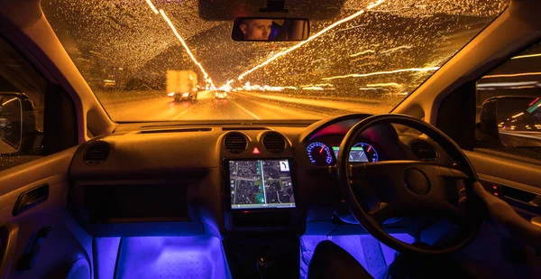 Man Rijdt Met Navigatie Regenachtige Stad Avond Nacht — Stockfoto