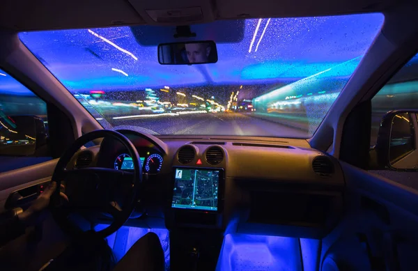 Man Rijdt Auto Nachtstad Brede Hoek — Stockfoto