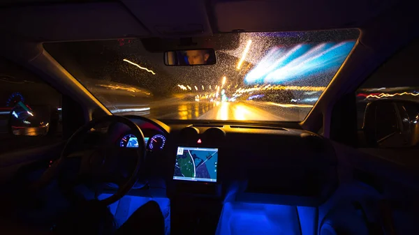 Man Rijdt Met Een Gps Nachtweg Binnenkant Brede Hoek — Stockfoto
