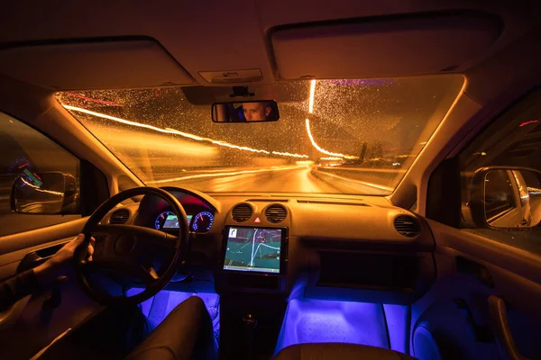 Man Rijdt Met Een Gps Nachtweg Binnenkant Brede Hoek — Stockfoto