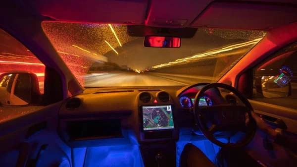 Man Rijdt Met Een Kaart Een Regenachtige Weg Avond Avond — Stockfoto