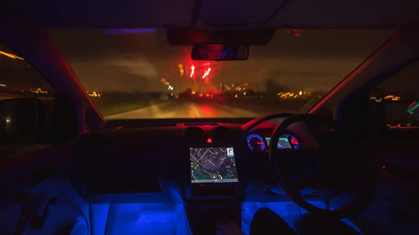 Man Rijdt Met Een Kaart Een Regenachtige Stad Avond Avond — Stockfoto