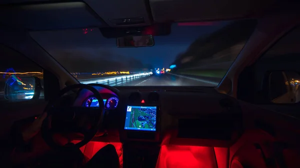 Man Rijdt Snelweg Avond Avond Binnenaanzicht — Stockfoto