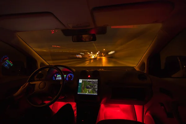 Man Rijdt Snelweg Avond Avond Binnenaanzicht — Stockfoto