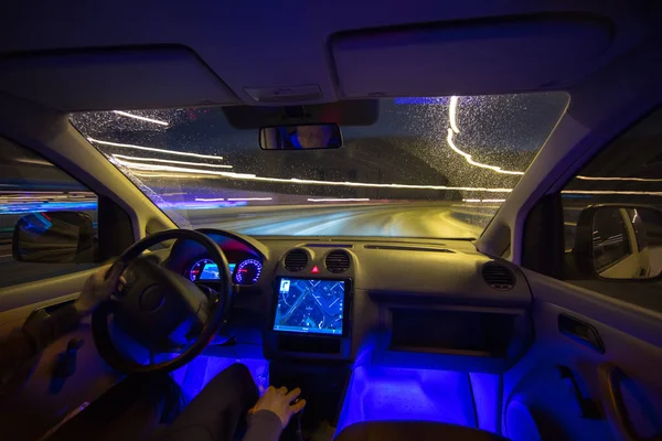 Man Rijdt Regensnelweg Avond Avond Binnenaanzicht — Stockfoto