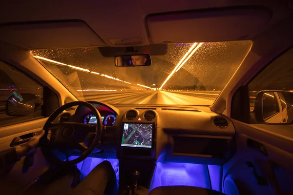 Man Rijdt Regensnelweg Avond Avond Binnenaanzicht — Stockfoto
