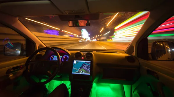 Man Rijdt Nachtsnelweg Binnenkant Brede Hoek — Stockfoto