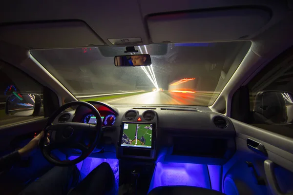 Man Rijdt Met Een Navigatie Snelweg Binnenkant Avond Nacht — Stockfoto