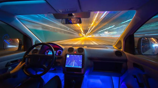 Man Rijdt Met Een Navigatie Regensnelweg Binnenaanzicht — Stockfoto