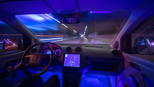 Man Rijdt Een Auto Met Een Gps Stad Avond Avond — Stockfoto