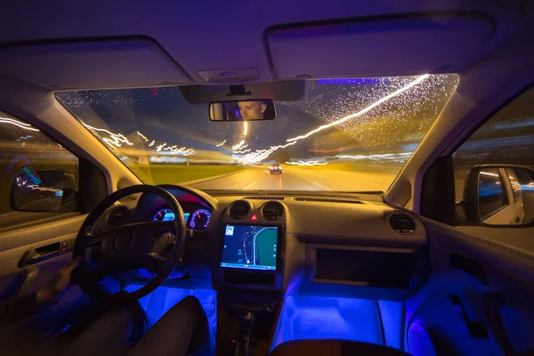 Man Rijdt Met Een Navigatie Nachtsnelweg Binnenaanzicht — Stockfoto