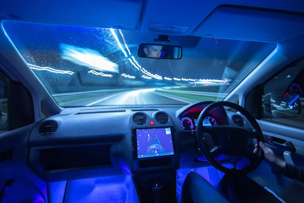 Homem Conduz Carro Com Gps Numa Cidade Boa Noite Noite — Fotografia de Stock