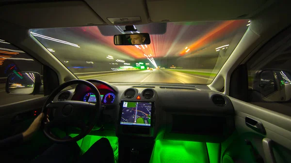Man Rijdt Een Auto Met Gps Nachtstad Brede Hoek Binnenaanzicht — Stockfoto