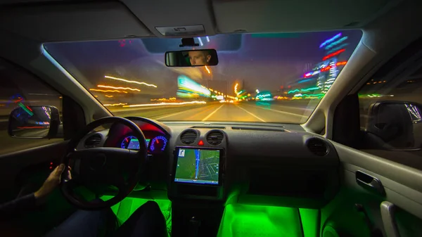 Man Rijdt Snelweg Met Een Navigatie Avond Avond Binnenaanzicht — Stockfoto