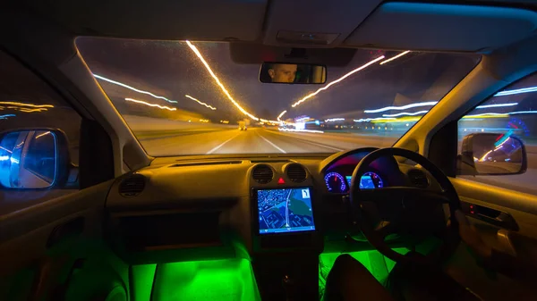 Man Rijdt Een Weg Met Een Navigatie Avond Avond Links — Stockfoto