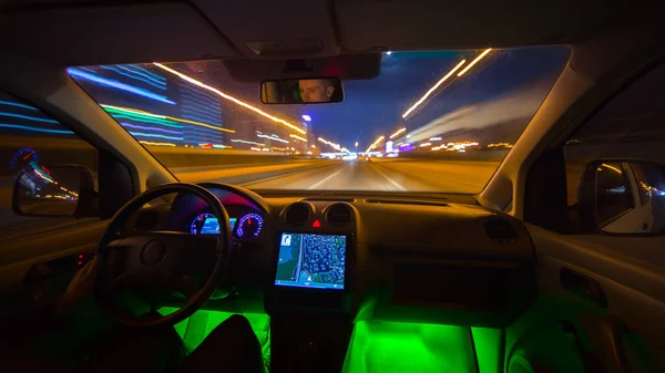 Man Rijdt Een Voertuig Nachtweg Binnenaanzicht — Stockfoto