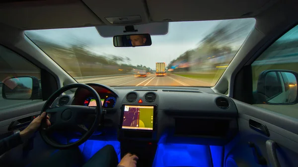 Man Rijdt Met Een Voertuig Snelweg Binnenkant Brede Hoek — Stockfoto