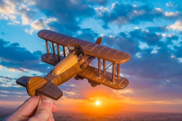 Χέρι Εκτόξευσης Παιχνίδι Αεροπλάνο Στο Παρασκήνιο Της Ανατολής Του Ηλίου — Φωτογραφία Αρχείου