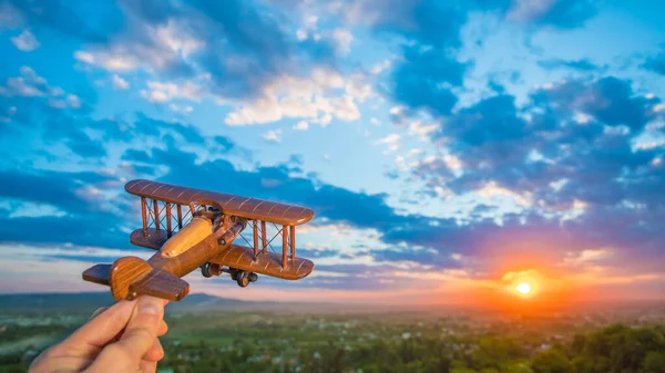 Hand Toy Airplane Background Sunset — Stock Photo, Image