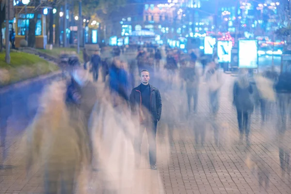 Pria Itu Berdiri Jalan Dengan Aliran Kerumunan Waktu Malam — Stok Foto