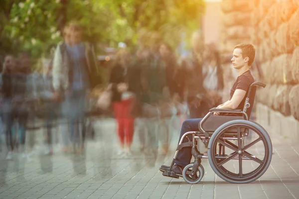 Vammainen Mies Istuu Pyörätuolissa Väkijoukossa Kadulla — kuvapankkivalokuva
