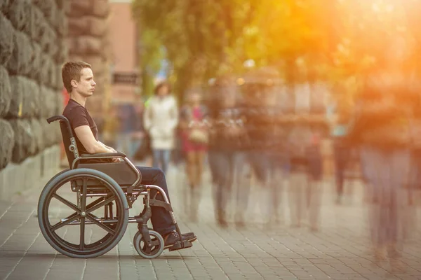 Vammainen Mies Istuu Pyörätuolissa Väkijoukossa Jalkakäytävällä — kuvapankkivalokuva