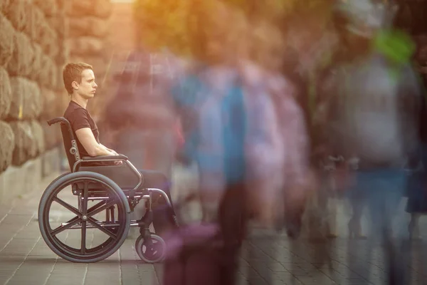Uomo Invalido Seduto Sulla Sedia Rotelle Nella Folla Scorre Sul — Foto Stock