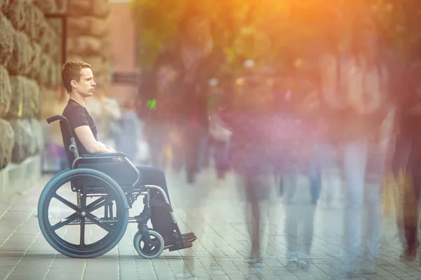 Uomo Invalido Seduto Sulla Sedia Rotelle Nella Folla Scorre Strada — Foto Stock