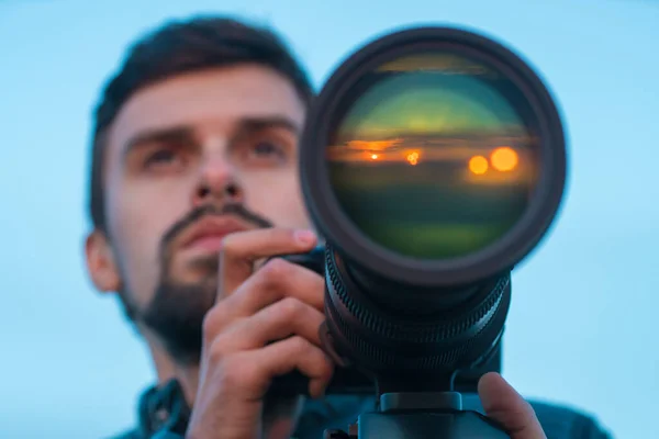 Adam Kamera Merceğiyle Gökyüzünün Arka Planında Çalışıyor — Stok fotoğraf